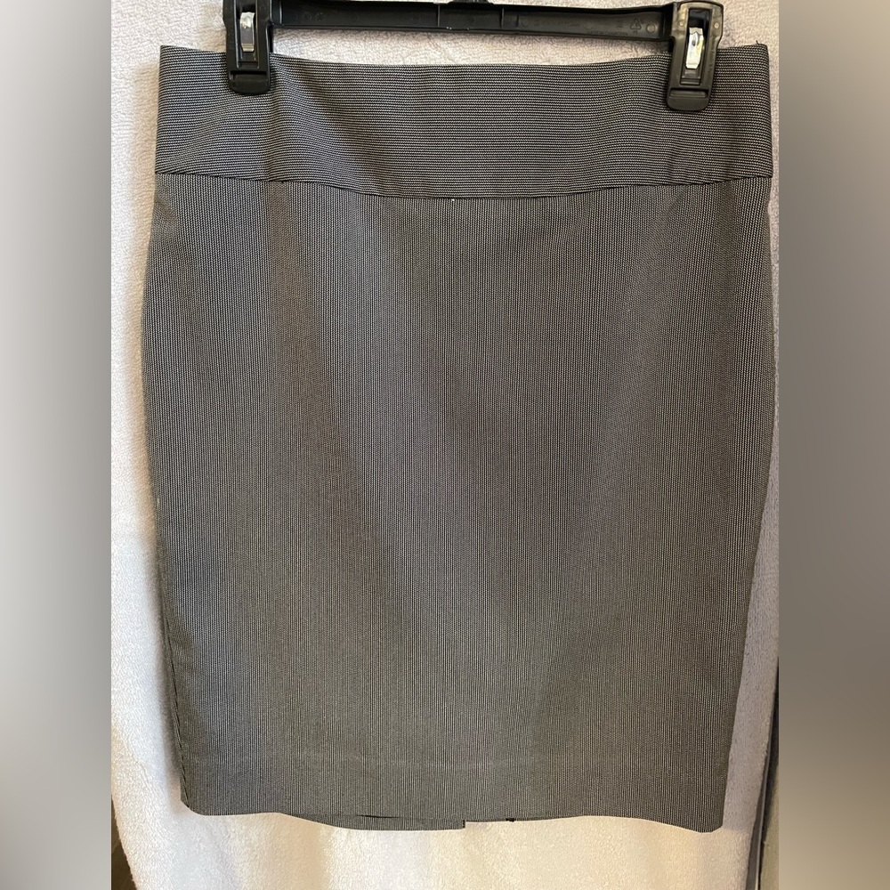 Business casual. Pencil skirt.